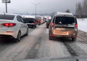 На дорогах Нижнекамска в пятницу утром образовались заторы