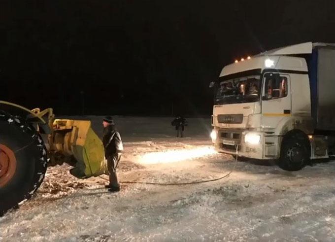 Нижнекамские инспекторы ГИБДД помогли дальнобойщику из Тамбова