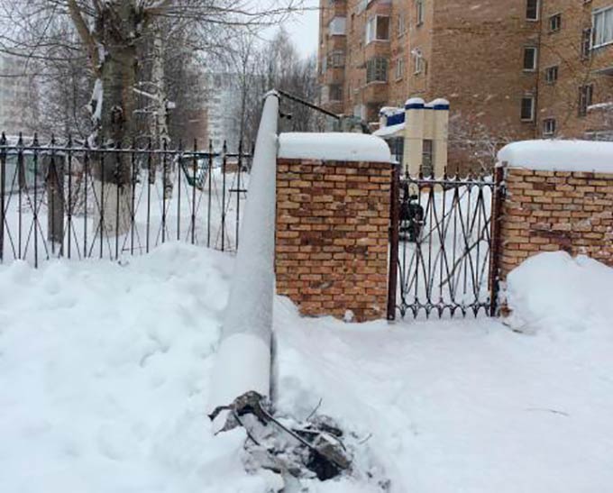 В Нижнекамске упал столб уличного освещения