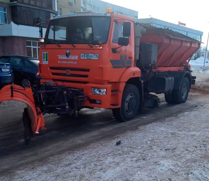 После жалоб нижнекамцев скользкие тротуары посыпали песком