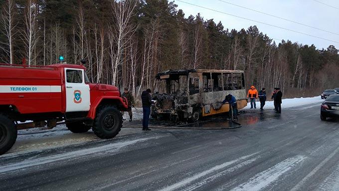 Школьный автобус сгорел дотла на трассе