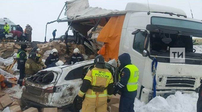 В Татарстане фура смяла легковушку, погибли двое нижнекамцев