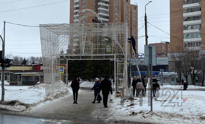 В Нижнекамске демонтируют елочные городки