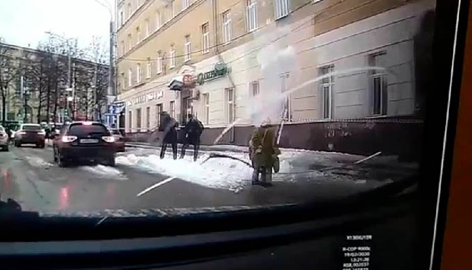 Падение глыбы снега на женщину и ребенка в центре Перми попало на видео