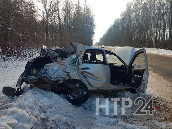 Под Нижнекамском половину легковушки смяло в столкновении с КАМАЗами