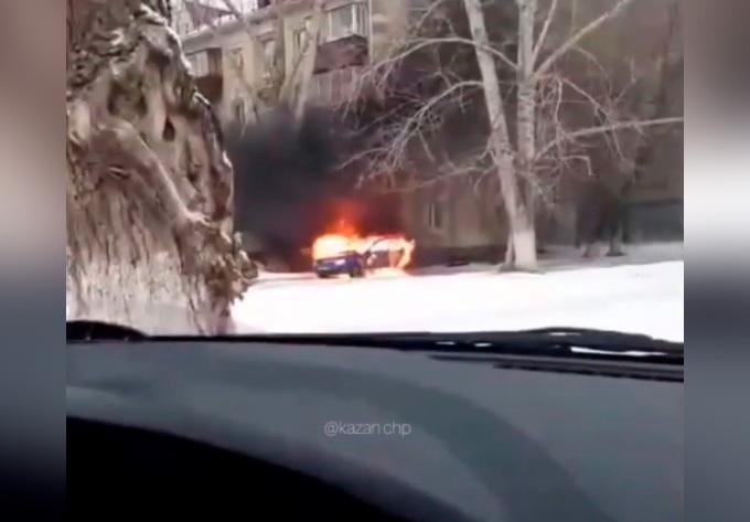 На видео сняли горящую в Альметьевске «легковушку»