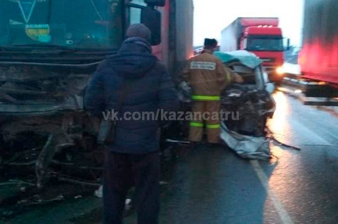 В Татарстане такси влетело в фуру, водитель и пассажирка погибли