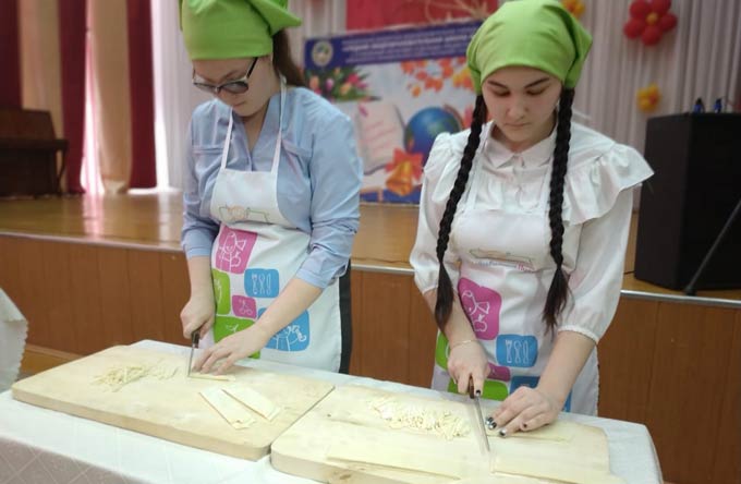 В Нижнекамске юные хозяйки посоревновались в нарезке лапши