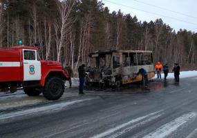 Школьный автобус сгорел дотла на трассе