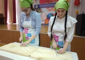 В Нижнекамске юные хозяйки посоревновались в нарезке лапши