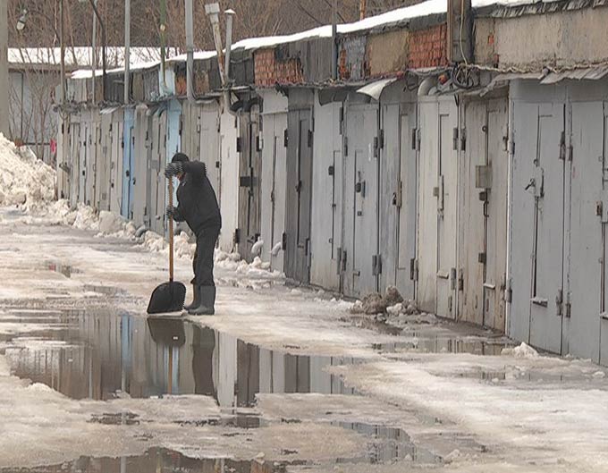 В Нижнекамске талыми водами затапливает гаражный кооператив