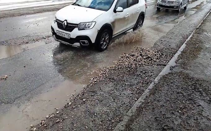 В Нижнекамске ямы латают холодным асфальтом, которого хватает на месяц