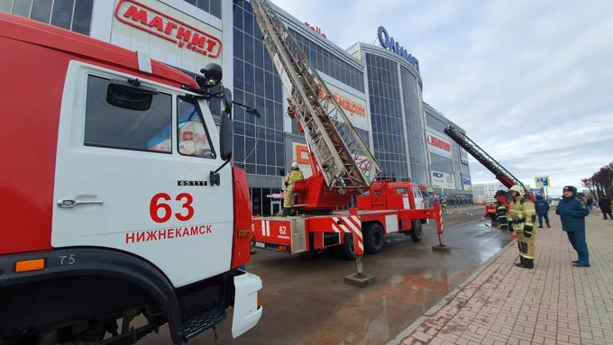 Нижнекамские пожарные отрабатывали спасения людей при пожаре в батутном центре