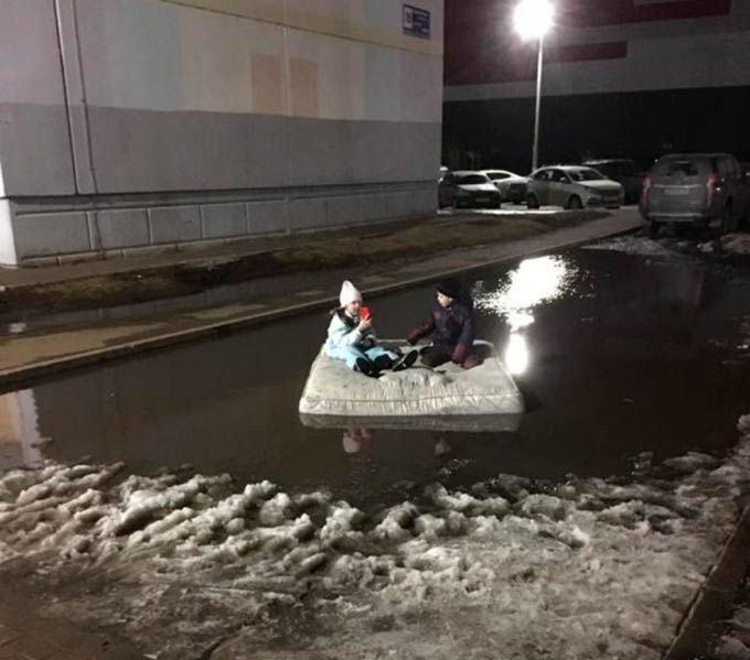 «Как романтично»: в Нижнекамске дети плавают на матрасе в луже