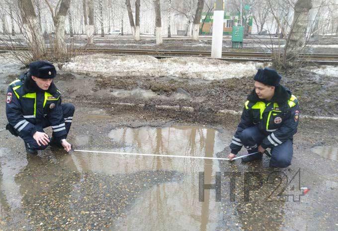 Нижнекамский водитель пробил колесо в яме на дороге и получил штраф