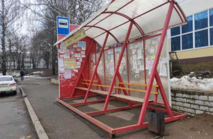 Нижнекамец жалуется на обилие бумажной рекламы на городских остановках