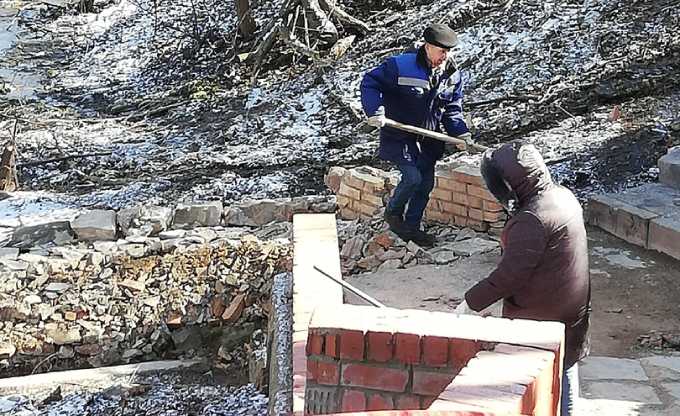 Пожилые нижнекамцы облагородили родник на улице Лесной