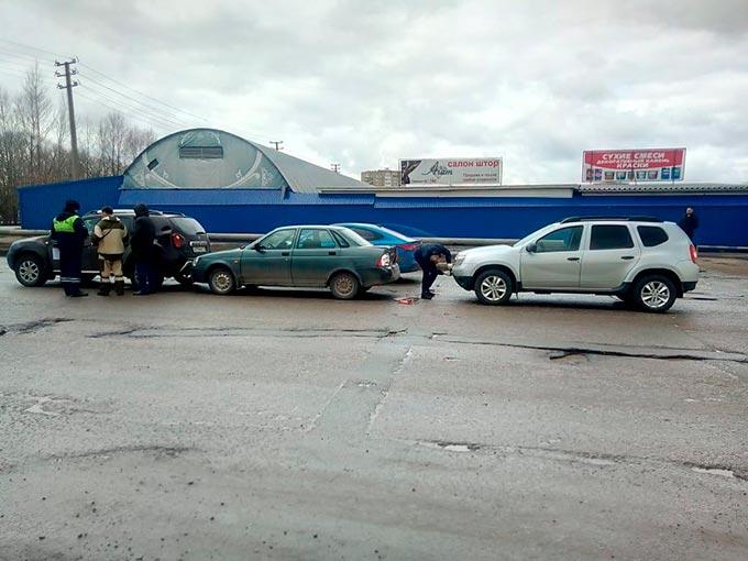 У центрального рынка в Нижнекамске произошло тройное столкновение