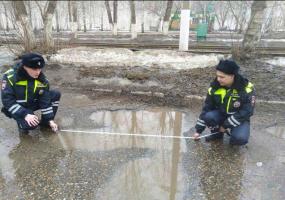 Нижнекамский водитель пробил колесо в яме на дороге и получил штраф