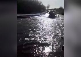 Видео тонущего на глазах очевидцев трактора появилось в Сети