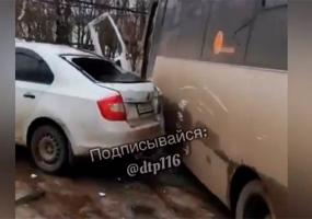 На видео попало, как в Татарстане водитель умер за рулём автобуса и протаранил несколько машин