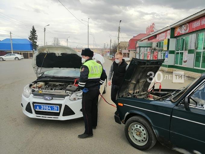 Инспекторы ГИБДД помогли альметьевскому водителю, у которого заглохла машина