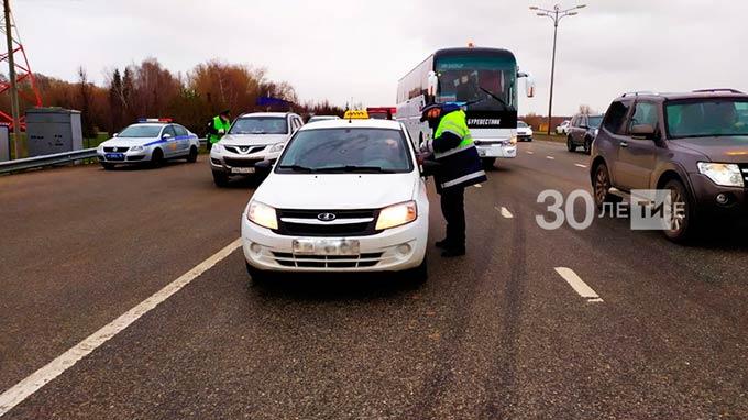 В РТ завели 70 административных дел на пассажиров такси без СМС и справок