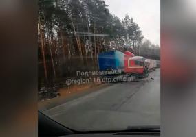 В ДТП с фурой на трассе в Татарстане погибли 3 человека