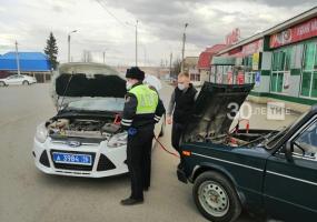 Инспекторы ГИБДД помогли альметьевскому водителю, у которого заглохла машина