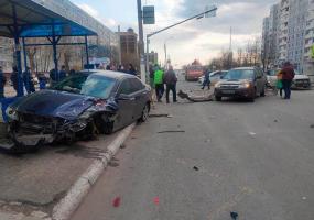 В Нижнекамске «легковушка» влетела в остановку