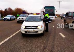 В РТ завели 70 административных дел на пассажиров такси без СМС и справок