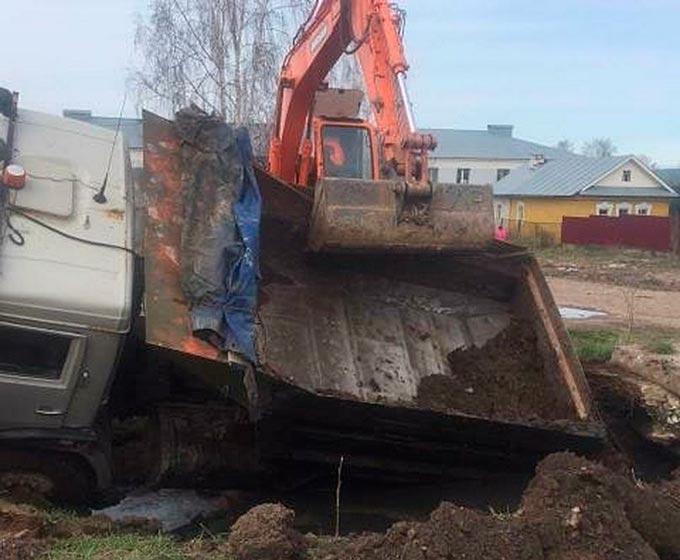 В Татарстане КАМАЗ упал в котлован