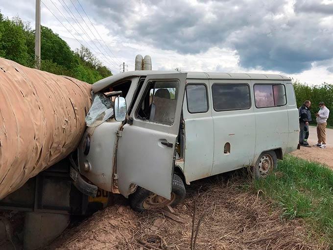 В Нижнекамске УАЗ врезался в теплотрассу