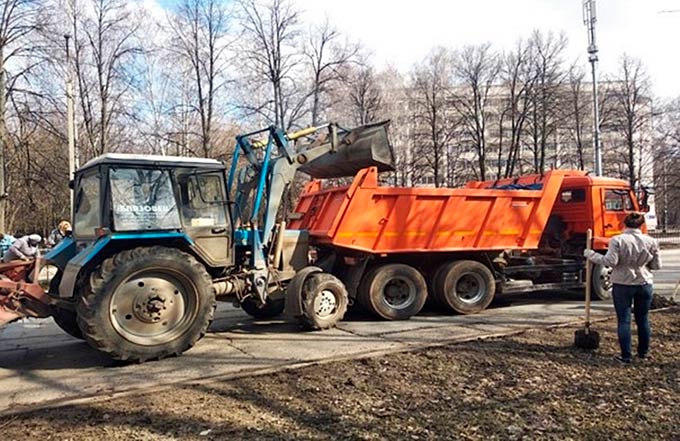 Более 80 кубометров мусора вывезли с нижнекамского проспекта