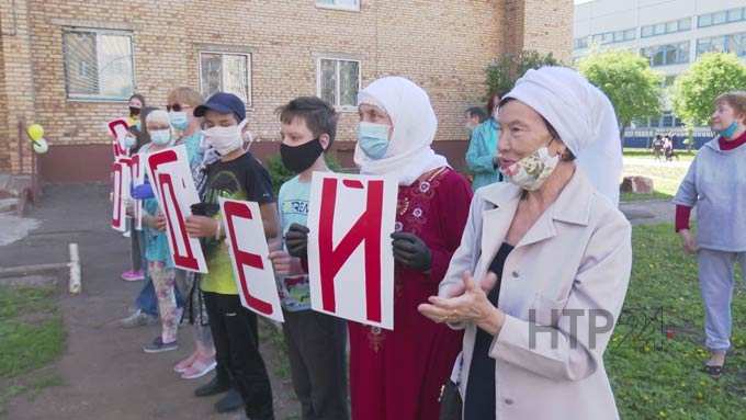 Под самым красивым балконом в Нижнекамске отпраздновали День соседей