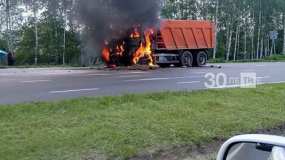 В Татарстане на видео сняли объятый пламенем КамАЗ