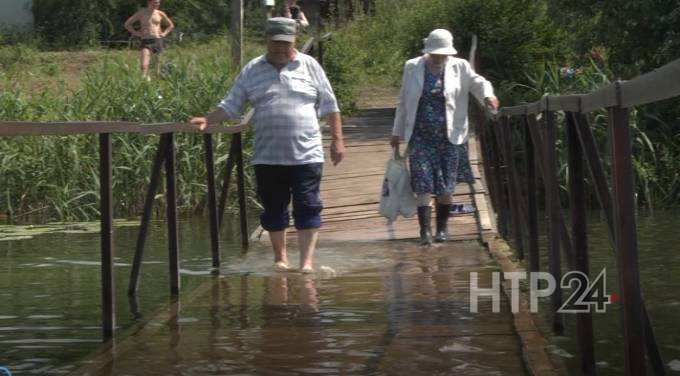 Нижнекамские дачники требуют отремонтировать мост, который уходит под воду