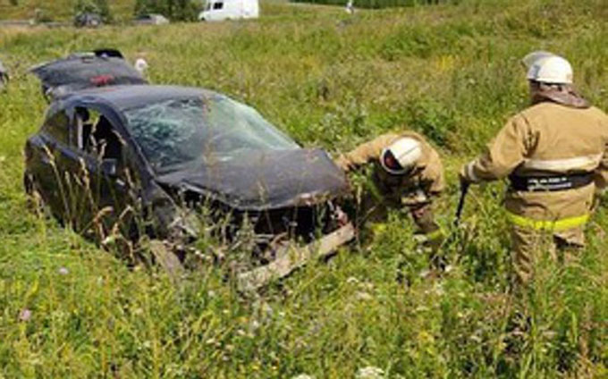 На трассе в Татарстане вылетели в кювет два автомобиля, погиб 20-летний водитель