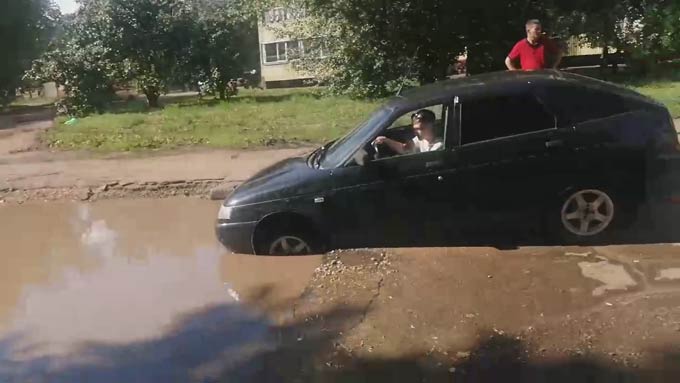 Нижнекамка предупредила о скрытой под дождевой водой яме