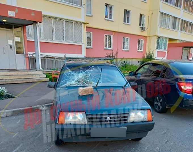 На видео попало, как в Нижнекамске разбили кирпичом машину