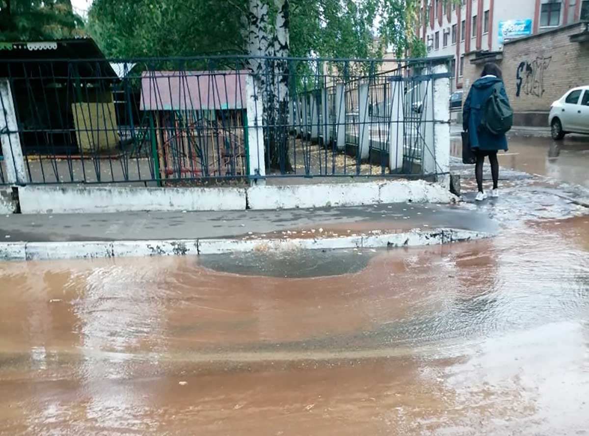 Рядом с нижнекамским детсадом прорвало трубу