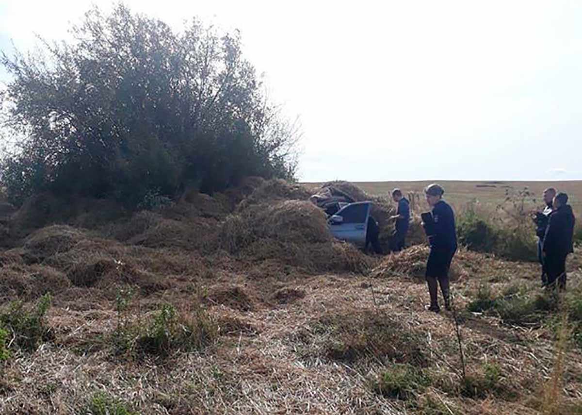 В Татарстане водитель сбил насмерть пешехода и сбежал, спрятав машину в стоге сена