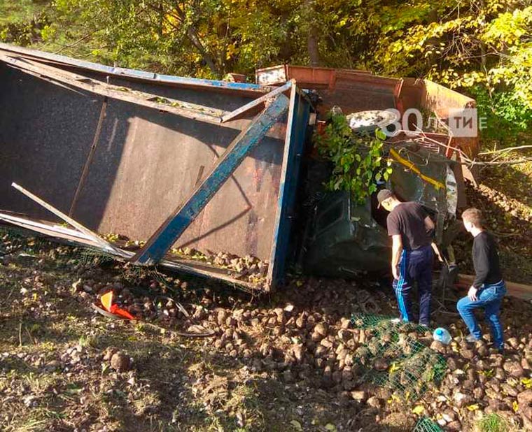 В Татарстане перевернулись два грузовика со свёклой