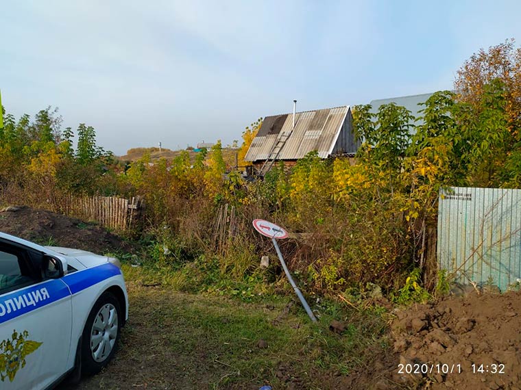 В Нижнекамском районе иномарка вылетела в кювет, снесла знак и перевернулась