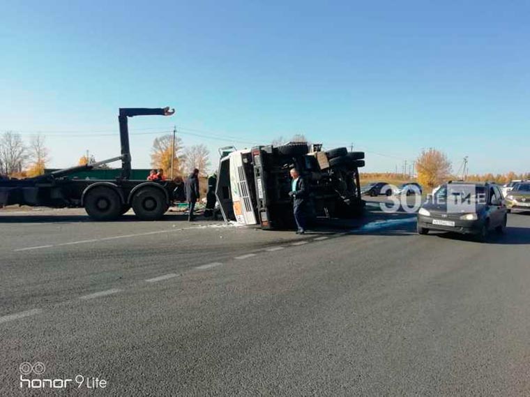 В Челнах водитель мусоровоза попал в ДТП, спасая выбежавшую на дорогу собаку