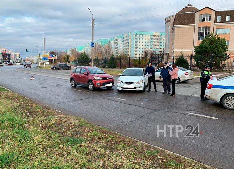 В Нижнекамске водитель иномарки не уступил дорогу при развороте и устроил ДТП