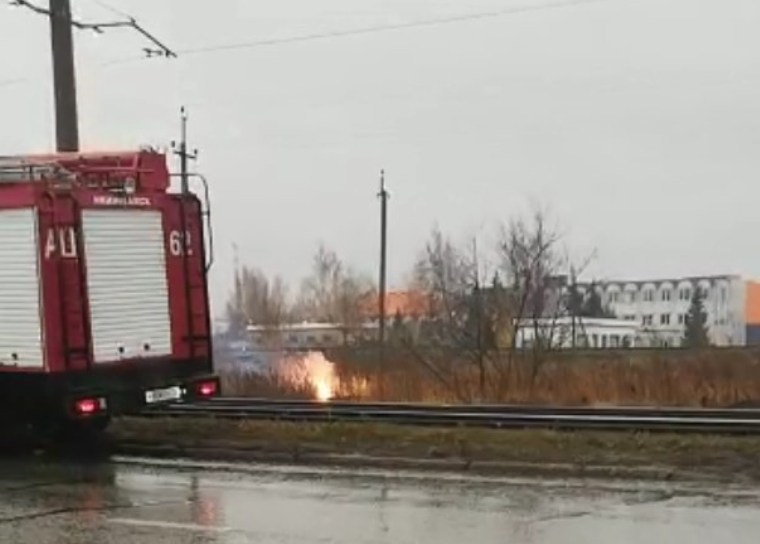 В Нижнекамске оборвался провод ЛЭП и поджёг траву