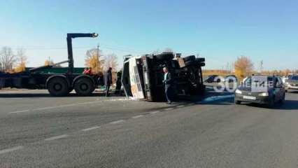 В Челнах водитель мусоровоза попал в ДТП, спасая выбежавшую на дорогу собаку