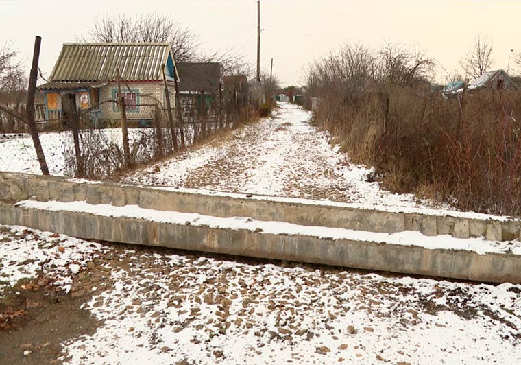 Дорогу к дачным участкам нижнекамцев перекрыли бетонным блоком