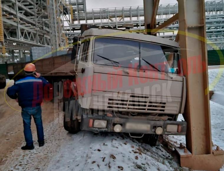 В Нижнекамске КамАЗ попал в ДТП на территории завода